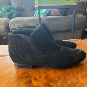 Taryn Rose Brielle Black Suede Rose Design Booties Size 9/39